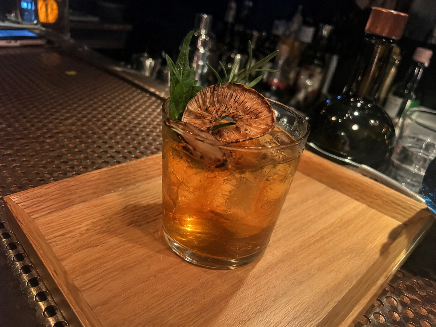 Cocktail pour — phone snap